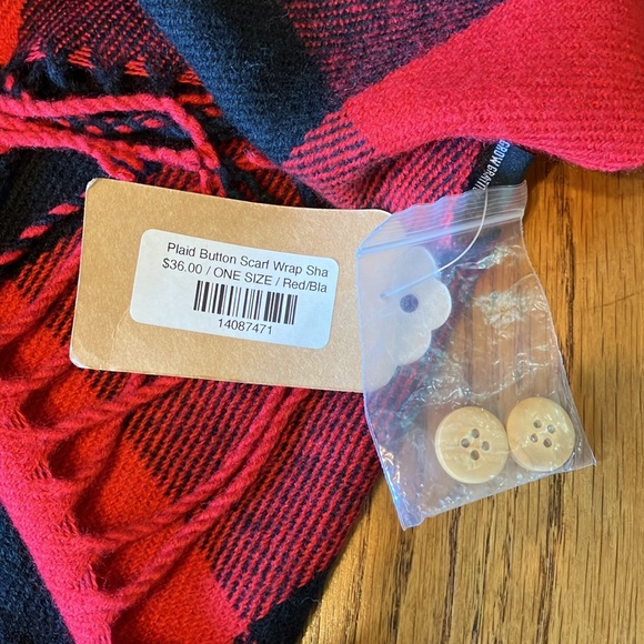 COTTAGE COZY NWT ONE SIZE BUTTON SCARF WRAP SHAWL IN RED & BLACK PLAID - Picture 5 of 6